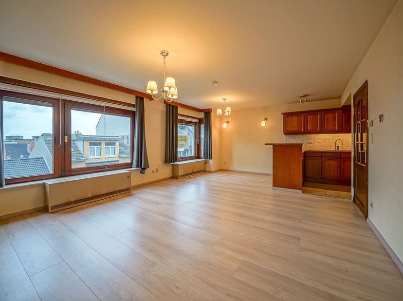 Goed gelegen appartement met lichtrijke living met open keuken, 2 slaapkamers, badkamer met ligbad en dubbele lavabo. Centrale ligging en veel lichtin