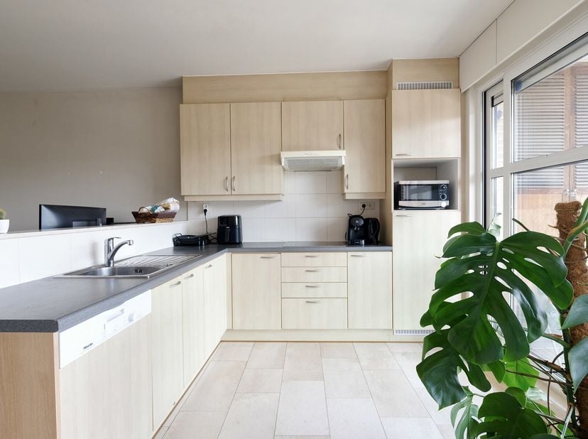 Dit appartement bevindt zich in het centrum van Beveren, in de nabijheid van winkels, scholen, openbaar vervoer, horeca, enzovoort.&lt;br /&gt;
De inkomhal