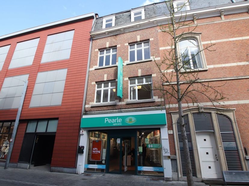 Deze handelswoning bevindt zich op een absolute toplocatie: in de Diestestraat, bijna op de hoek met de Vital Decosterstraat en naast de INNO-galerie.