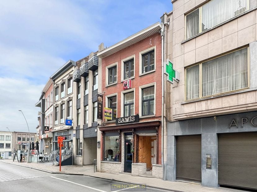 TOPGELEGEN MULTIFUNCTIONELE EIGENDOM aan een ZIJSTRAAT VAN DE MARKT met een GROTE VISIBILITEIT in het centrum. &lt;br /&gt;
Deze HANDELSRUIMTE MET BOVENLIGG