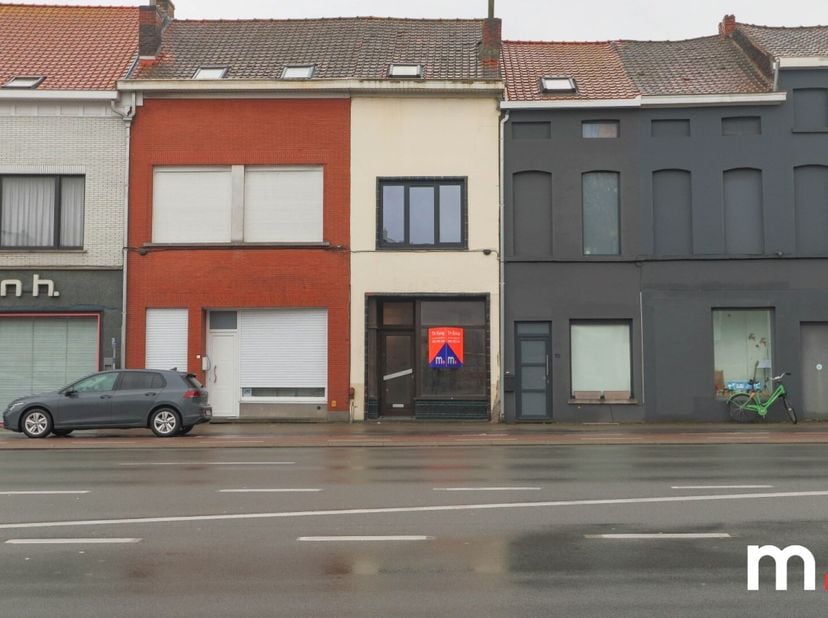 Vlakbij het Astridpark vinden we deze interessante stadswoning. De woning vereist nog renovatie, waardoor u de kans krijgt om het geheel naar eigen sm
