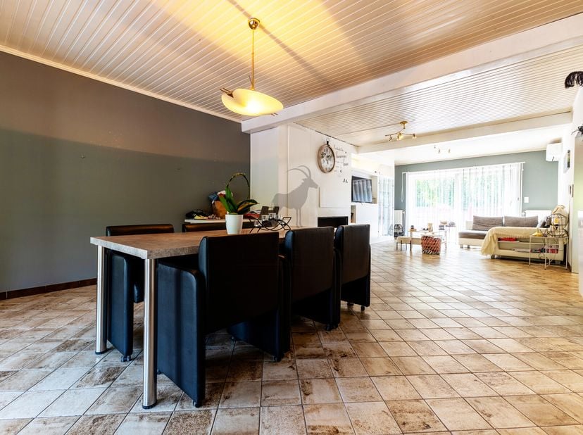 Referentie van het bureau: v7170-360&lt;br /&gt;
*** VIRTUELE TOUR: https://envisite.net/vtour/fr/ec68fe/frame ***&lt;br /&gt;
Te koop, huis ideaal gelegen in een