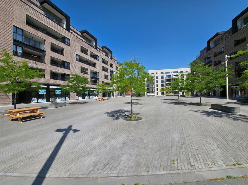 Dans le complexe Erasmus Gardens à deux pas du métro : Cet appartement datant de 2019 se compose d&#039;un hall d&#039;entrée, un magnifique living avec cuisine