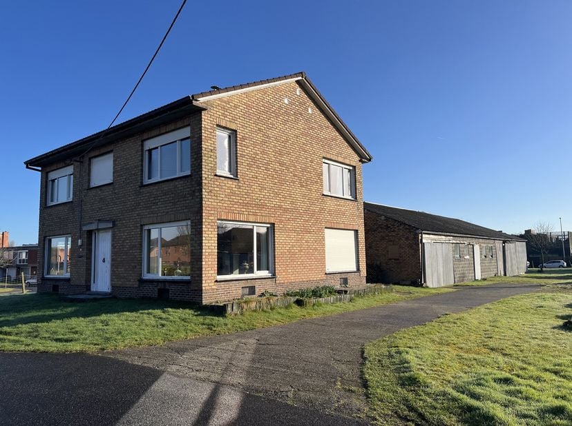 Bent u op zoek naar een centrale locatie waar u wonen en werken kunt combineren?&lt;br /&gt;
Deze woning met bijgebouw is gelegen in een uiterst rustige buu