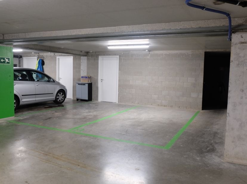 Deze parkeerplaatsen zijn gelegen in ondergrondse garage voorzien van een automatische poort. Bovendien bevinden deze parkeerplaatsen zich in een nieu