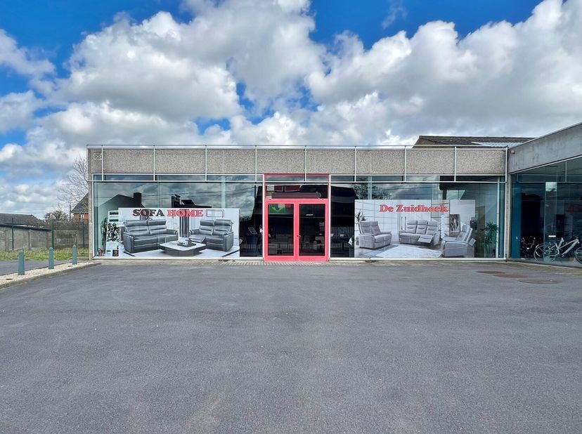 Deze eigendom geniet van een uiterst commerciële ligging en omvat:&lt;br /&gt;
- een toonzaal (500m²)&lt;br /&gt;
- volledig afgesloten parking&lt;br /&gt;
- is toegank