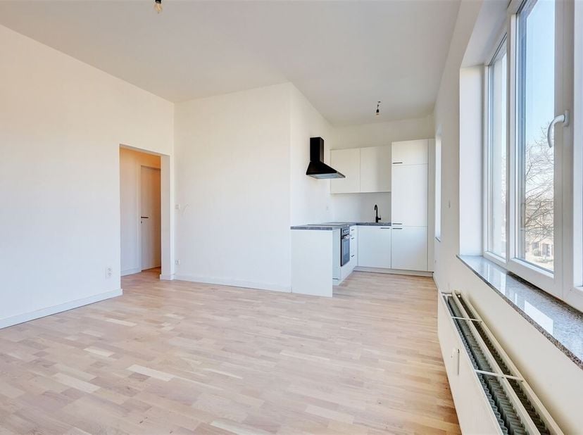 Dit instapklare appartement staat te koop in de Dennenlaan in Wilrijk. Op wandelafstand vinden we het centrum van Wilrijk, Park Den Brandt, het Middel