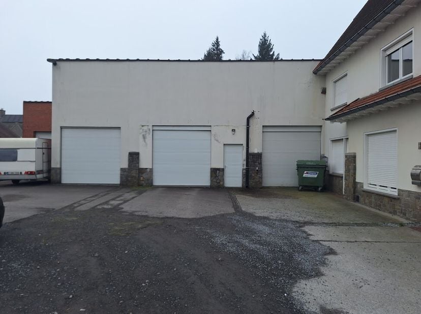 Atelier van ca. 922m² met burelen van ca. 65m² en private voorliggende parking.&lt;br /&gt;
Specificaties linker atelier van in totaal ca. 429m²:&lt;br /&gt;
- vr
