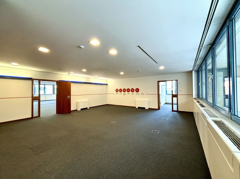 Espaces de bureaux de 100 à 600 m² à louer au premier étage du bâtiment. L&#039;espace est accessible à la fois par un escalier central et par un ascenseur