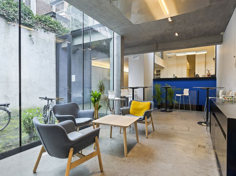 Bent u op zoek naar een ruim en functioneel kantoor met toegang tot buitenruimte? Deze centraal gelegen locatie, het &#039;Café Defiennes&#039; Brussels Confere