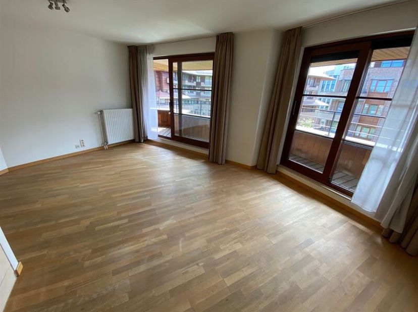 Description : Proximité Val Duchesse et Boulevard du Souverain, appartement de style moderne dans une construction récente, situé au troisième étage a