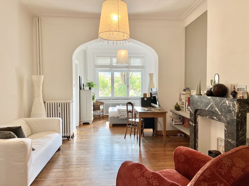 Locatie&lt;br /&gt;
De Rue du Croissant ligt in het hart van een rustige, residentiële wijk van Vorst. De twee sterke punten van deze locatie zijn de nabijh