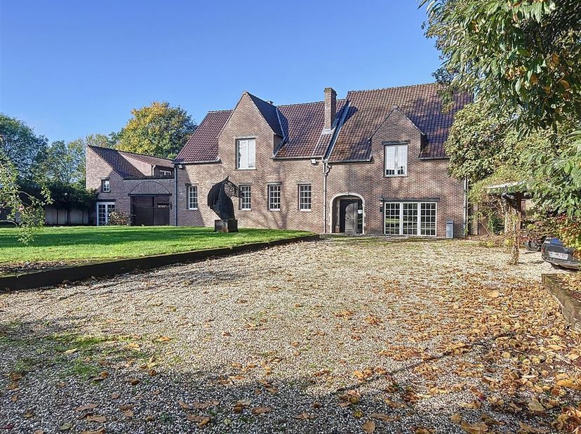 Au coeur de Wemmel- Une propriété à destination multiples dans un écrin de verdure comprenant ;une villa centrale à usage privé uni familiale composée