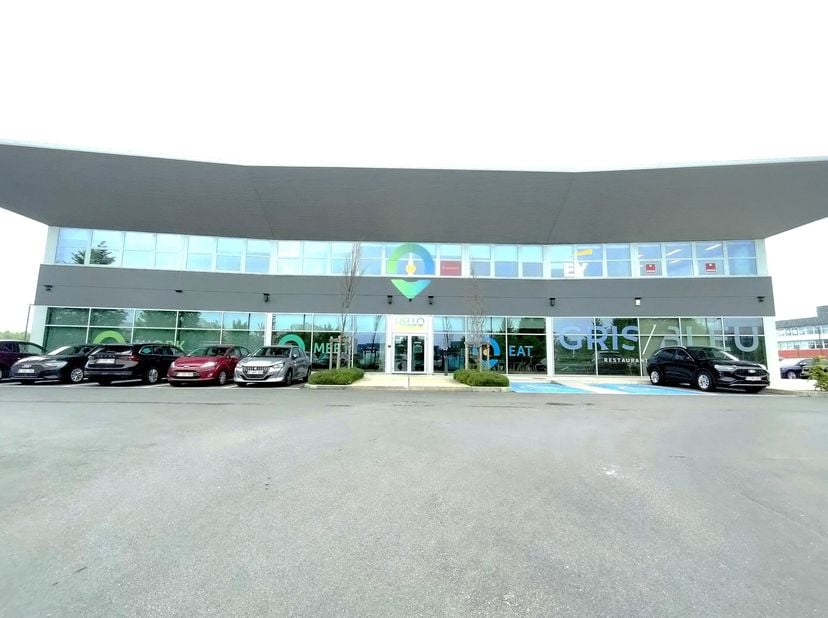 Nivelles Nord, au sein du HELLO CENTER (très dynamique: HoReCa + événementiel) | Espace de bureaux très lumineux totalisant 200 m² situé au rez-de--ch