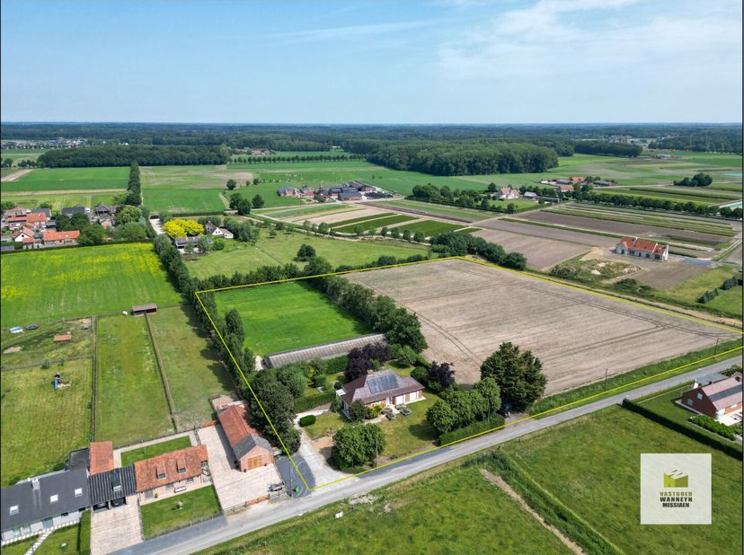 Landelijk gelegen op een magnifiek perceel van in totaal  2,1 Ha in waardevol agrarisch gebied,&lt;br /&gt;
in de rustige, natuurrijke omgeving van St -Jan