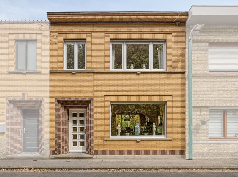 In de Adinkerkelaan, een rustige zijstraat van de Veurnestraat in De Panne, vind je deze te renoveren woning met drie slaapkamers en een gezellig tuin