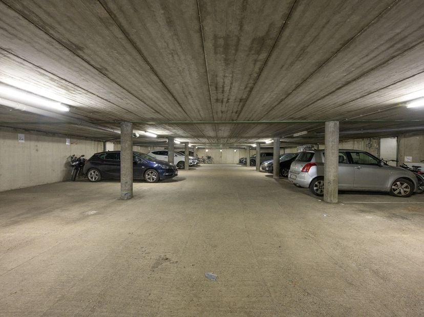 3 ondergrondse autostaanplaatsen, gelegen onder Residentie Groenhuis in Turnhout te Hoveniersstraat 5. Elektrische poort voorzien. Vraagprijs: 15.000,