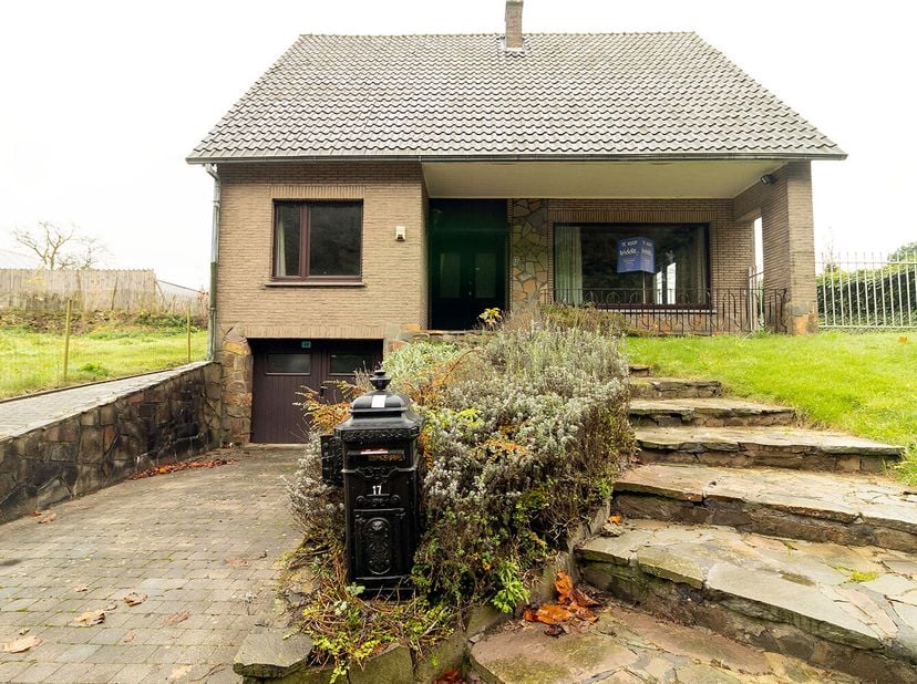 GOED GELEGEN WONING  &lt;br /&gt;
 &lt;br /&gt;
Beschrijving:  &lt;br /&gt;
Goed gelegen mooie,  ruime  woning met 4 slaapkamers en zwembad  - open bebouwing- met achte
