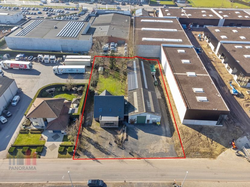 Het terrein met loods en woning ligt nabij de bedrijvige Bruggesteenweg (N32), op slechts 5 minuten van de ring rond Roeselare (R32) en heeft een dire
