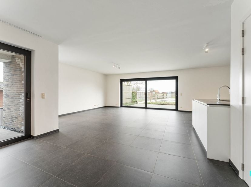 Dit multifunctioneel pand is gelegen op een perceel van 3410 m² op een aantrekkelijke, vlot bereikbare locatie tussen Hooglede en Gits. Op zoek naar e