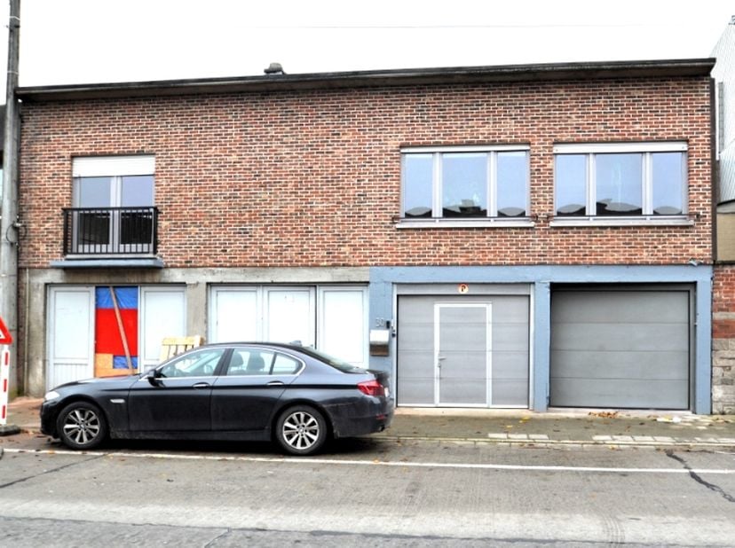 Woning op de eerste verdieping met garage op het gelijkvloers.&lt;br /&gt;
Op het gelijkvloers is er de garage met elektrisch bediende poort en cijferslot,