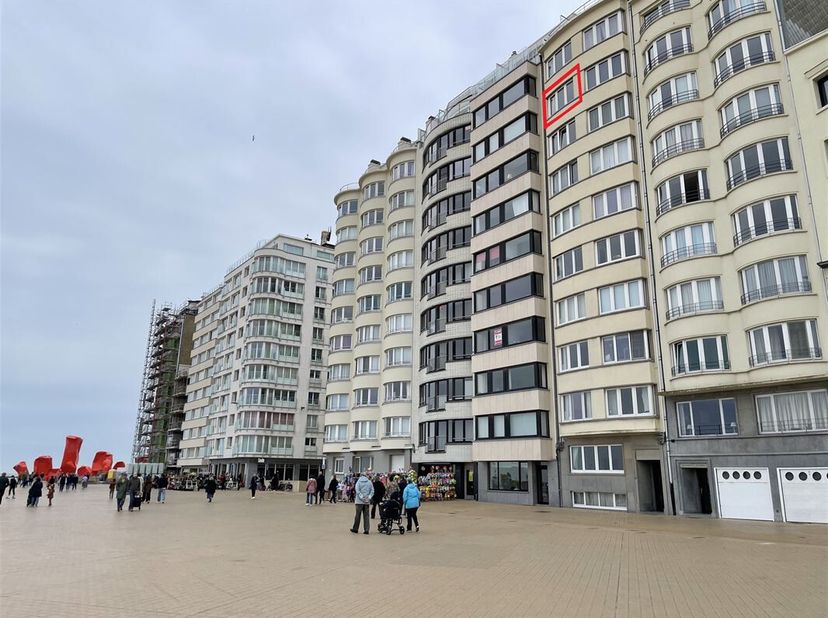 Appartement meublé, bien entretenu et prêt à meubler avec une vue imprenable sur la mer. au 4ème étage, il comprend un hall d&#039;entrée avec vestiaire, u