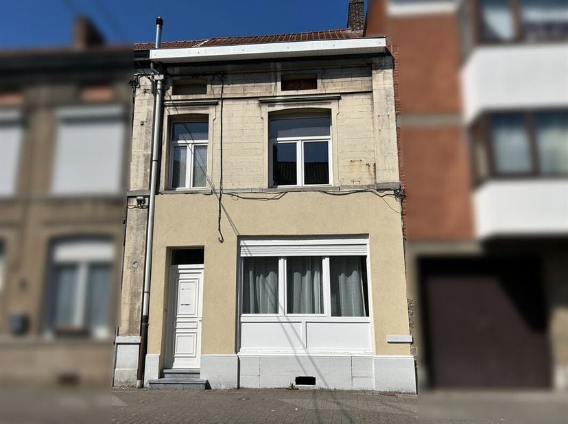 Très bonne maison d&#039;habitation mitoyenne située à moins de 500 mètres de la gare et de toutes les commodités sur 2 ares 30 centiares.&lt;br /&gt;
Ce bien ré