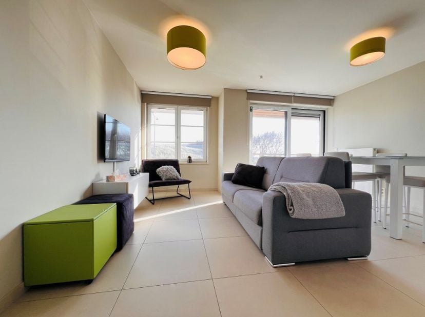 Modern en zeer lichtrijk appartement met ruim terras van 6 m² van waar u kan genieten van het prachtige zicht en van de ochtendzon! Dit appartement on