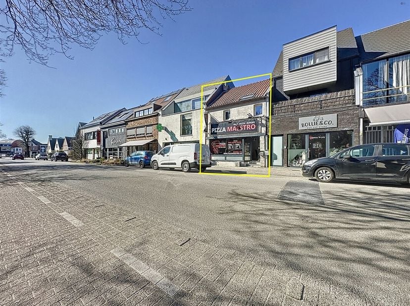 Momenteel is dit pand (100m²) ingericht als pizzeria met een verbruiksruimte, ingerichte keuken, berging en een toilet.&lt;br /&gt;
Achter het pand is er ee