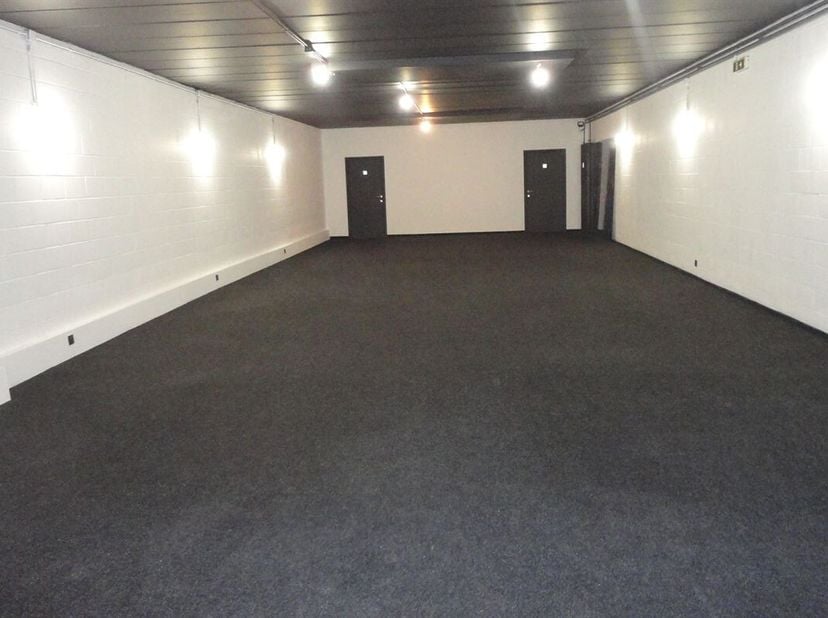 A louer : Idéalement situé dans le centre de Couvin, un magnifique rez de chaussée commercial, d&#039;une superficie d&#039;environ 300 m², avec double entrées