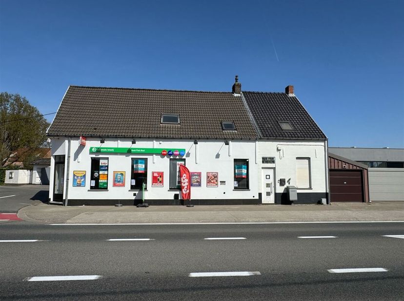 Instapklare woning met handelsruimte op een een ideale locatie langs een belangrijke invalsweg te koop!&lt;br /&gt;
Indeling:&lt;br /&gt;
De woning beschikt over