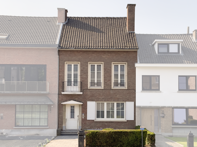 Charmante woning, uitstekend gelegen te Tongeren, de eerste stad van België. &lt;br /&gt;
Het huis verkeert in goede staat en is onmiddellijk beschikbaar.&lt;b