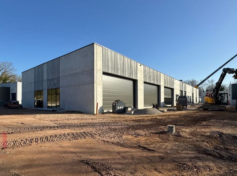 Nieuwbouw KMO-unit met een oppervlakte van 344 m² te koop, deel uitmakend van het gloednieuwe KMO project &#039;ID Park bis&#039;, fantastisch gelegen langs de