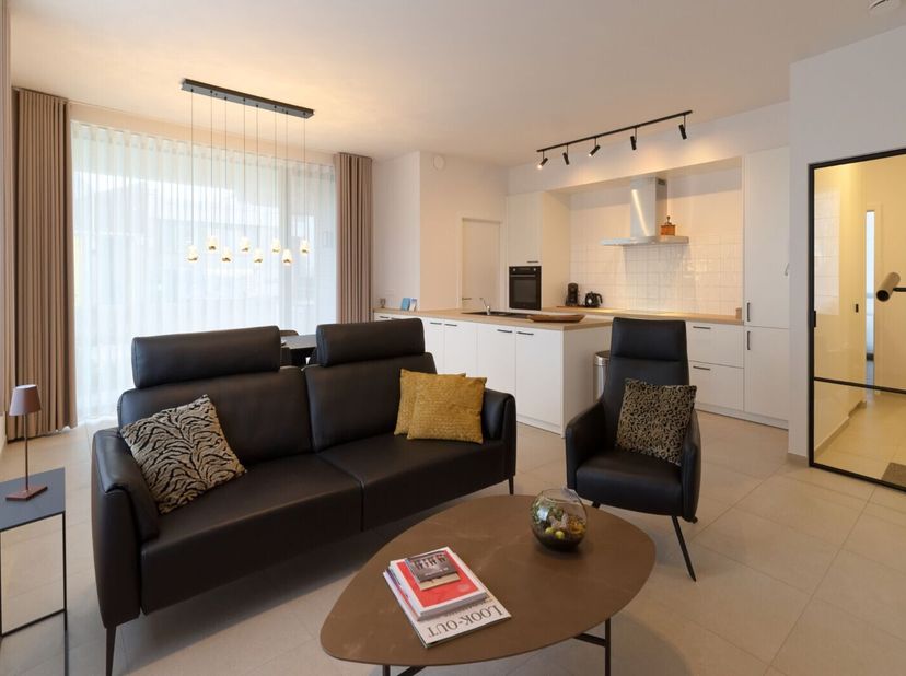 Recent lichtrijk appartement vlakbij Golf ter Hille en de duinen met uitzonderlijk hoge plafonds van 2.95M. Het appartement is instapklaar met een Ame