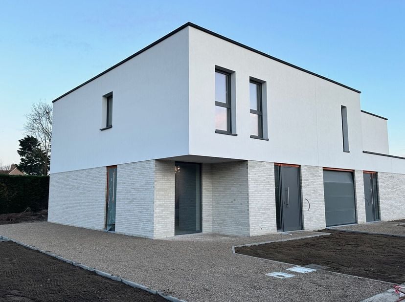 Moderne, energiezuinige nieuwbouw bestaande uit inkom met gastentoilet, lichtrijke zitruimte en eethoek, volledig geïnstalleerde keuken met zicht op d