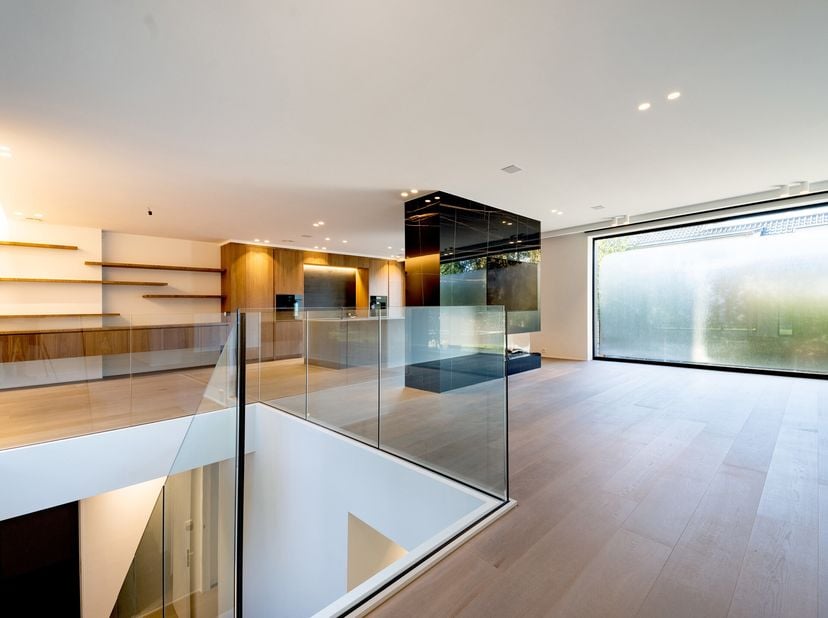 Idéalement situé à proximité du Prince dOrange et en bordure de la forêt de Soignes, appartement duplex dune superficie brute selon PEB de ± 243 m² of