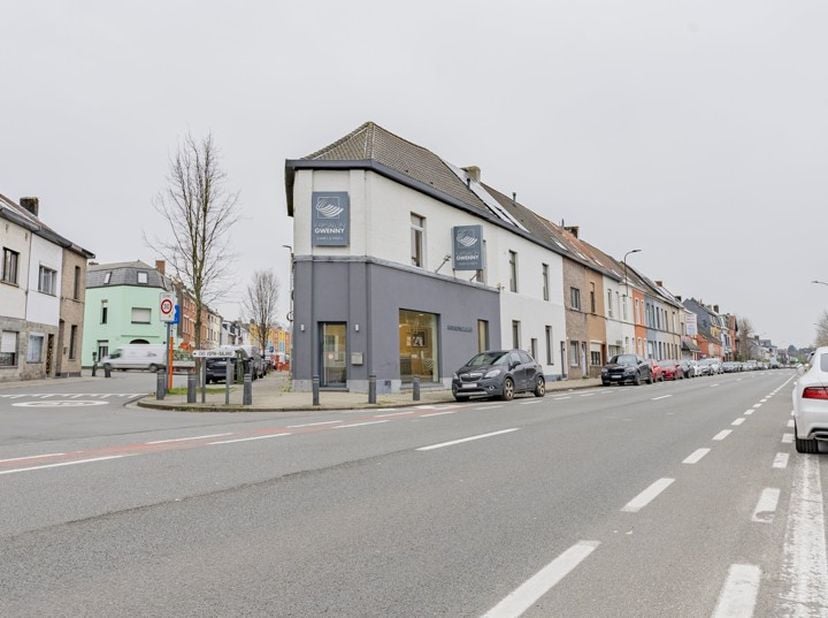 Dit handelspand is commercieel interessant gelegen op de hoek van de Antwerpsesteenweg en de Lijnmolenstraat, vlakbij tal van handelszaken. De strateg