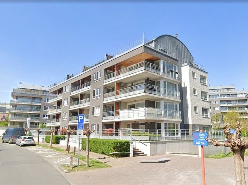 Commercieel gelijkvloers / kantoorruimte (100m²) op een toplocatie in een modern gebouw met private tuin en vlakbij verschillende invalswegen. Inkom m