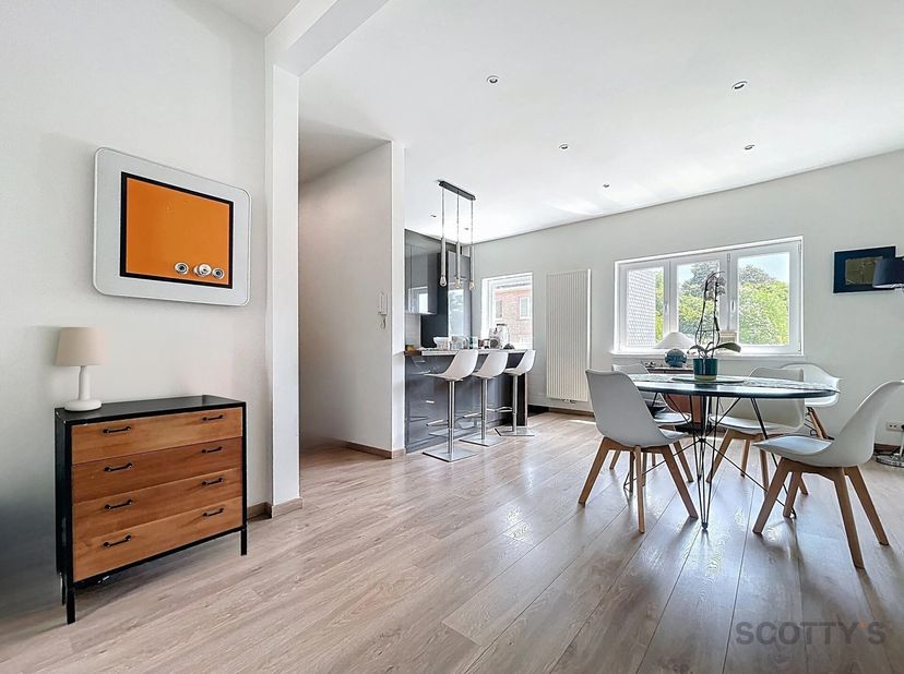 In de gewilde wijk Vivier dOie, op een steenworp van het gelijknamige station en vlakbij het Zoniënwoud, bevindt zich dit prachtige duplexappartement