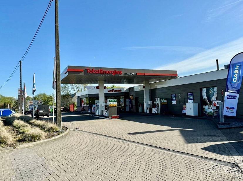 TOPGELEGEN (langs de N60) TANKSTATION met SHOP (goed verhuurd met mooi rendement), ATELIER, CONCIERGERIE, grote PARKING! GOEDE BEREIKBAARHEID EN VISIB