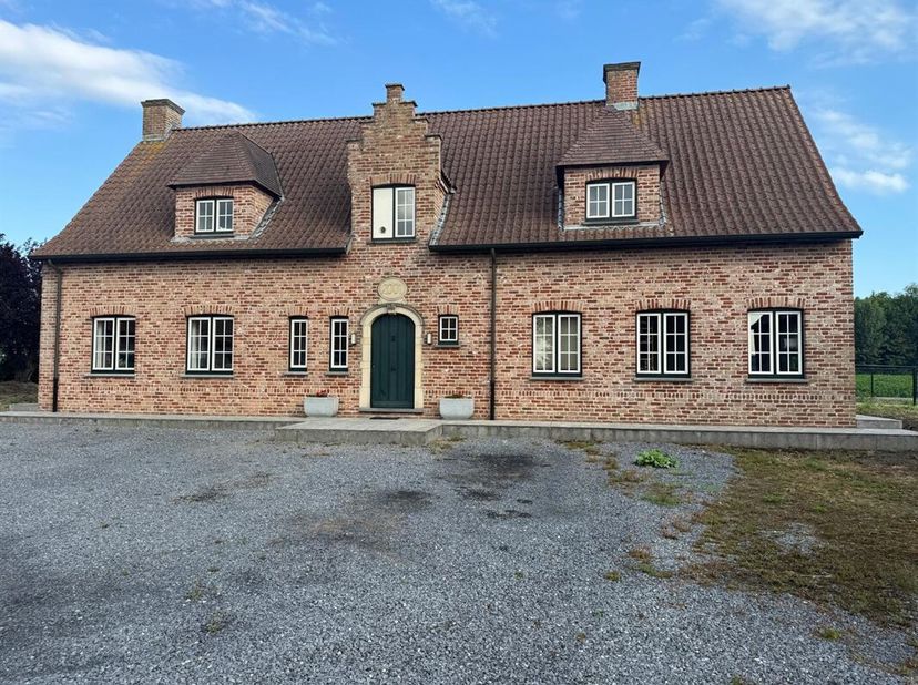 Vrijstaande woning op 2.000 m² met lange oprijlaan in landelijke omgeving te Zwevegem&lt;br /&gt;
Deze vrijstaande woning is rustig gelegen in het landelijk