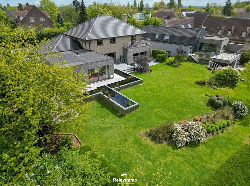 Superbe Villa idéalement située sur les hauteurs du bois Fichaux avec une surface de 291 m2 (hors zone de détente) et érigée sur un terrain de 1899 m2