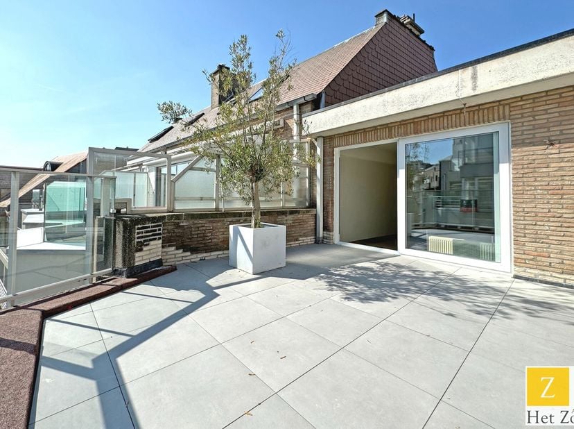 Appartement chaleureux à Knokke Het Zoute, à distance de marche de la digue. Cet appartement lumineux offre une très grande terrasse orientée à l&#039;est,