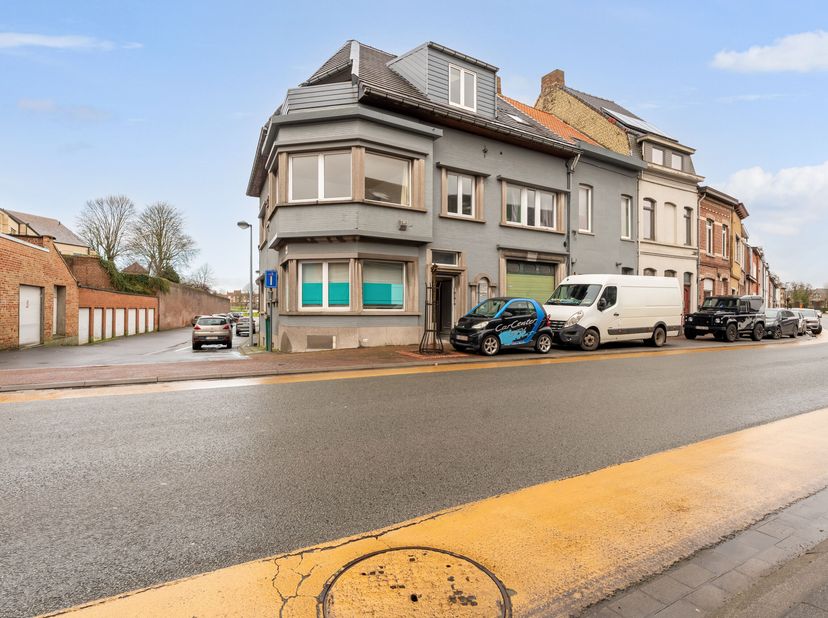 Appartementsgebouw met 3 appartementen en garages te koop in Wevelgem!&lt;br /&gt;
Op zoek naar een rendabele investering of een combinatie van wonen en ver