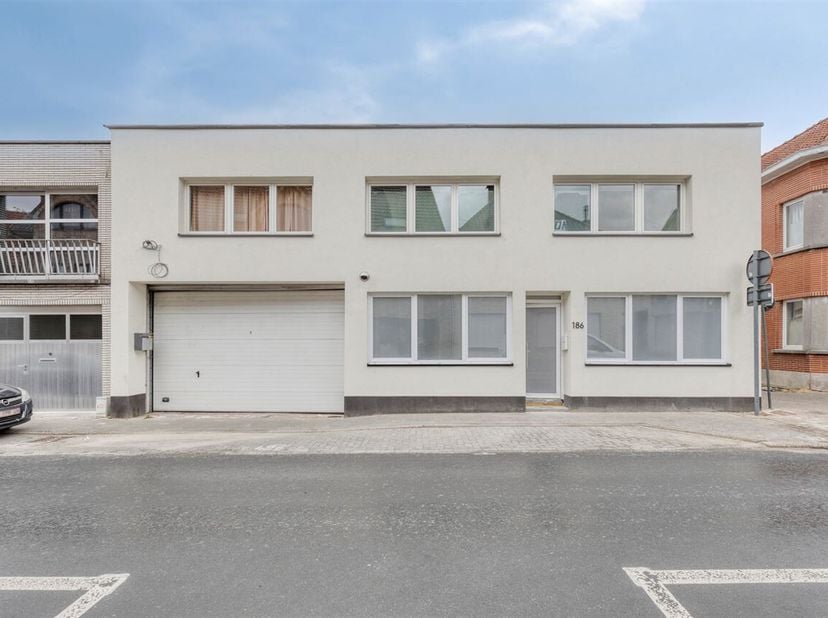 Vernieuwbouw appartement (2025) op het gelijkvloers met aparte, privatieve inkom. Het appartement heeft een oppervlakte van +/- 85 m² en is schilderkl