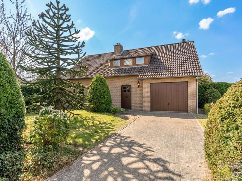 INSTAPKLARE GEZINSWONING MET LICHTRIJKE LEEFRUIMTE, RUIME EN VERZORGDE KEUKEN, 4 SLAAPKAMERS, BADKAMER, INPANDIGE GARAGE EN ONDERHOUDSVRIENDELIJKE TUI