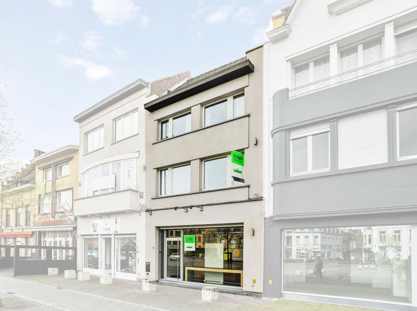 Sur la Grand Place de Poperinge, avec une excellente visibilité, ce bien intéressant est à vendre ! Cet immeuble commercial avec espace de vie au-dess