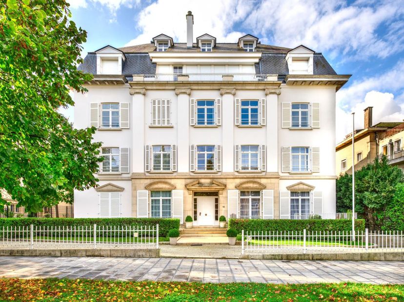 Superbe appartement de ±170 m² situé au 1er étage.&lt;br /&gt;
Il offre de belles réceptions avec feu ouvert, une grande cuisine équipée avec coin déjeuner,