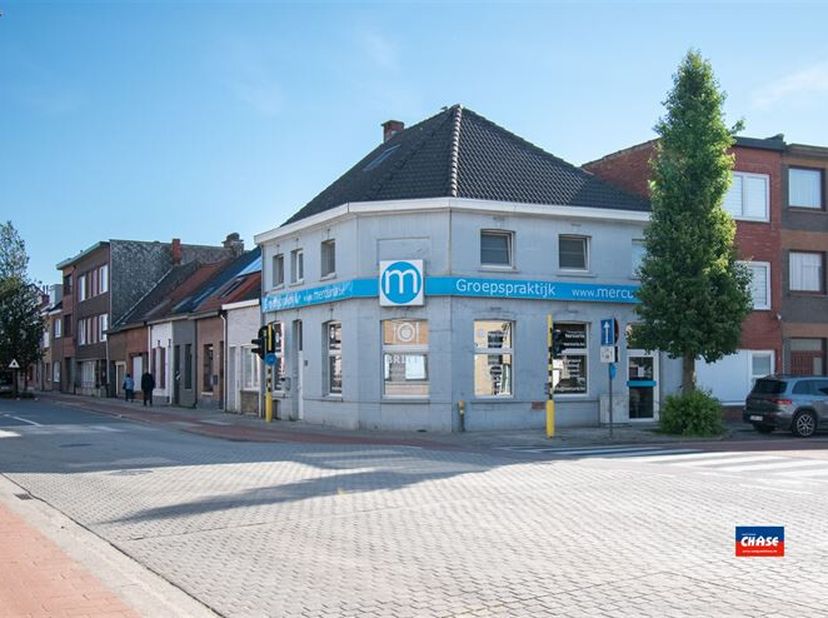 HEMIKSEM | GEBOUW MET DRIE PRAKTIJKRUIMTES EN GERENOVEERD DUPLEXAPPARTEMENT MET DRIE SLAAPKAMERS | EPC A | &lt;br /&gt;
Indeling als volgt : gelijkvloers :