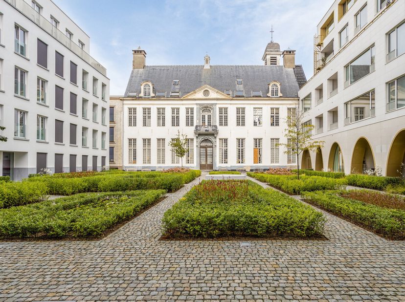 Exclusieve penthouse van 300m2 gelegen in het prestigieuze project De Dams, gelegen in het hartje van Antwerpen. Het eigendom biedt een unieke combina
